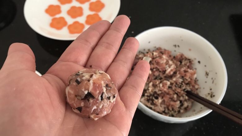 双米蒸丸子,揪一小团肉未搓圆,左右两手交替互摔,使肉丸子更紧致Q弹