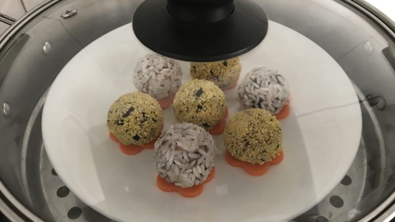 双米蒸丸子,做好后,锅里水开后放入蒸格蒸约15分钟
看见糯米熟透就好了