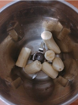香蕉蓝莓马芬蛋糕「GOURMETmaxx西式厨师机版」,1. 香蕉放入杯内,4档搅拌20多秒细腻即可,使用透明杯盖!方便观察