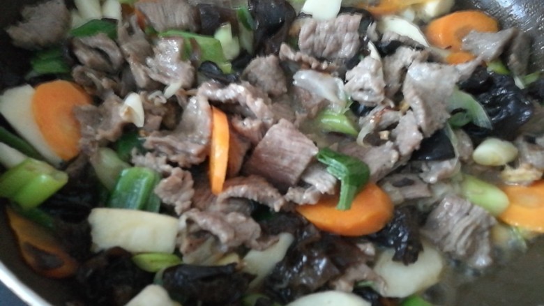 益气健脾瘦身,山药木耳炒牛肉,将爆炒过的牛肉倒入,快速翻炒,加盐、胡椒粉调味