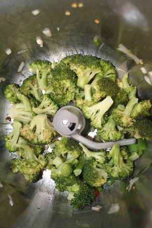 清炒西兰花—GOURMETmaxx西式料理机版,3. 1-2分钟后爆香倒入西兰花,继续翻炒。期间加入少量盐即可。