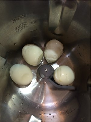 卤蛋—GOURMETmaxx西式厨师机版,1. 只剩4个鸡蛋了,但估计铺满杯底可以放七八个鸡蛋。
剥这么丑也不是我本意。。。可以稍微划几道更入味。
可以不用安搅拌勾,反正不用搅拌