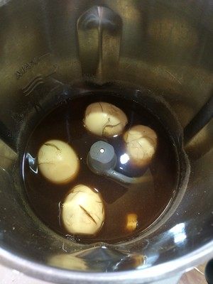 卤蛋—GOURMETmaxx西式厨师机版,3. 煮完之后不用拿出来,就让他这样泡会呗。泡三四个小时。
也可以倒到容器里放冰箱冷藏泡一夜。。