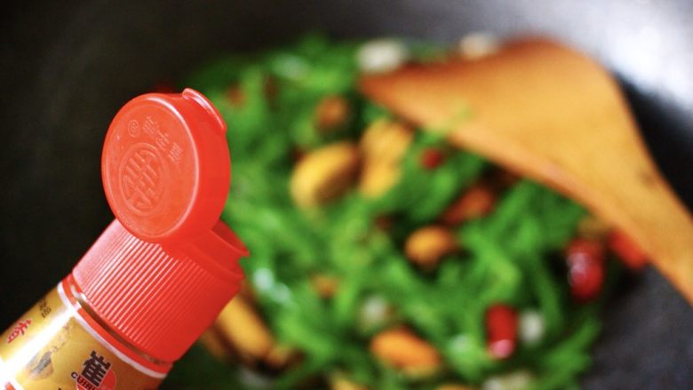 芸豆丝爆炒海虹肉,继续用大火翻炒1分钟左右后,淋上<a style='color:red;display:inline-block;' href='/shicai/ 3738'>芝麻油</a>