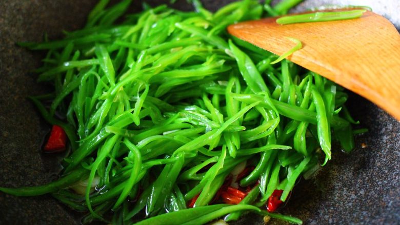 芸豆丝爆炒海虹肉,加入焯水的芸豆丝,大火继续翻炒片刻