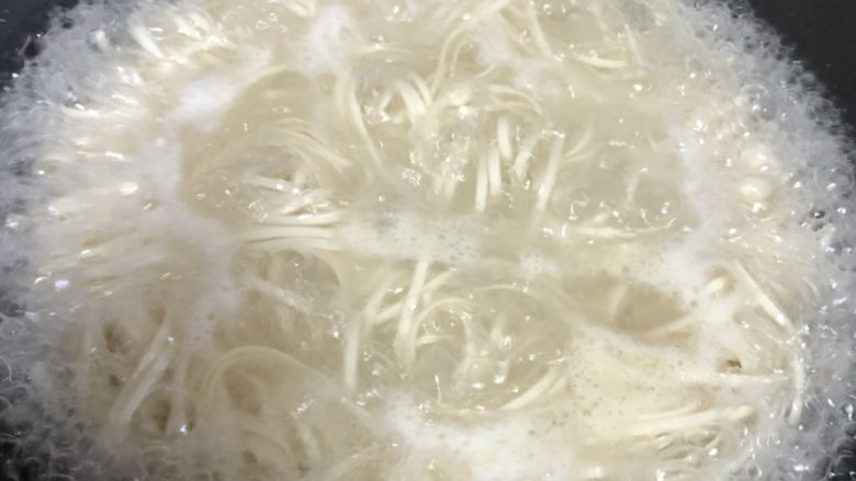 老成都豇豆拌面,水烧开后,加入面条,煮熟后捞出,漓一下水