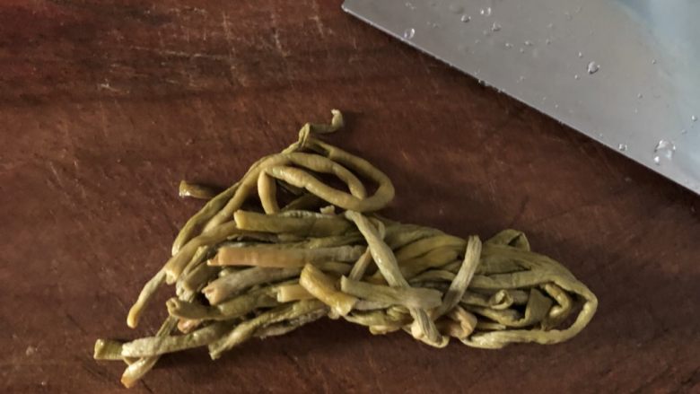 老成都豇豆拌面,豇豆从老坛拿出来,洗干净
