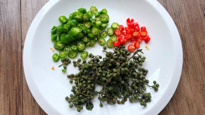 青花椒鱼,把剩下的40g青花椒洗净待用,把剩下的3个青辣椒、2个小米辣切圈