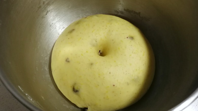 全麦南瓜蔓越莓辫子面包,面团发酵至两倍大以上,手指戳洞不回缩不塌陷即发面完成。