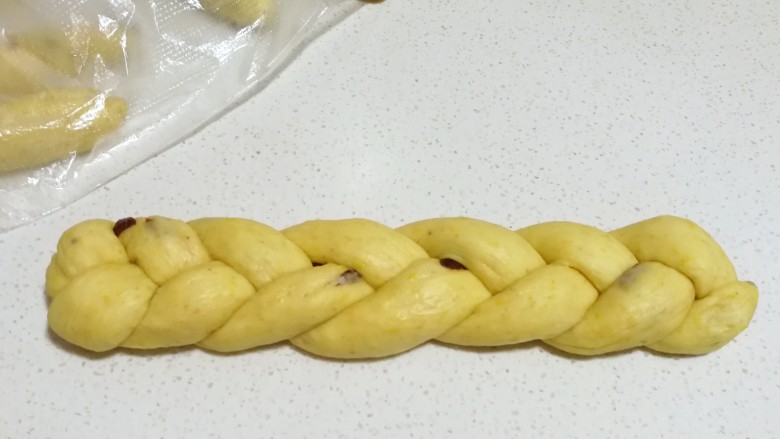 全麦南瓜蔓越莓辫子面包,如图编好后收尾处捏紧压在底部。
