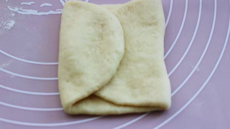 日式牛奶面包卷(直接法),再把擀好的面皮,左右两边像中间对折一下
