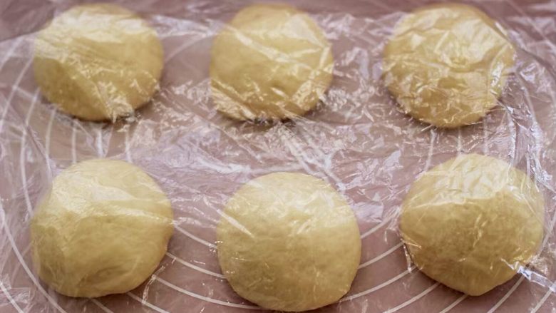 日式牛奶面包卷(直接法),用手揉圆,盖上保鲜膜,醒发20分钟后