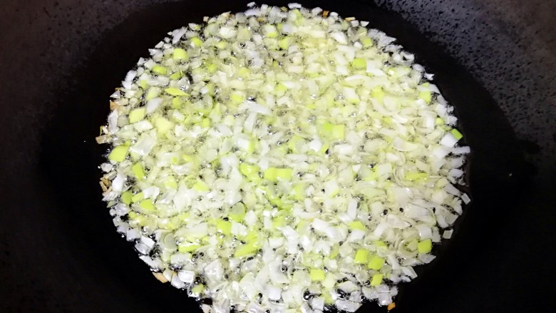 素菜包,炒锅内倒适量的食用油烧热,下入葱花爆香。