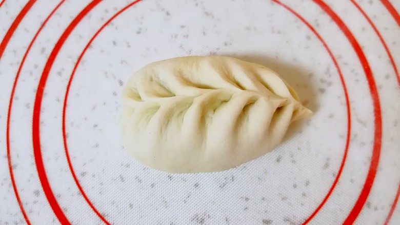 素菜包,用两个手把包子先合成一个贝壳状,再捏出花边整形(因为一个人在家包包子,没有办法拍照),一个胖乎乎的包子就包好了。