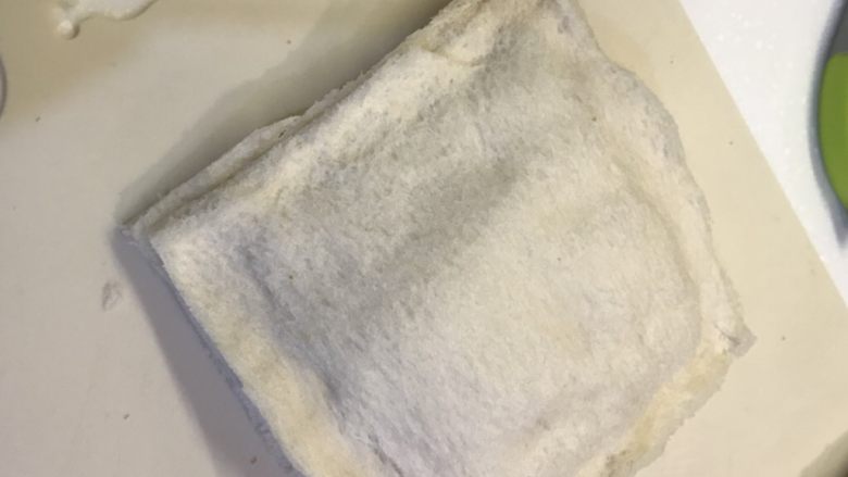 口袋三明治,最后盖上面包片,用手把面包边压紧封口