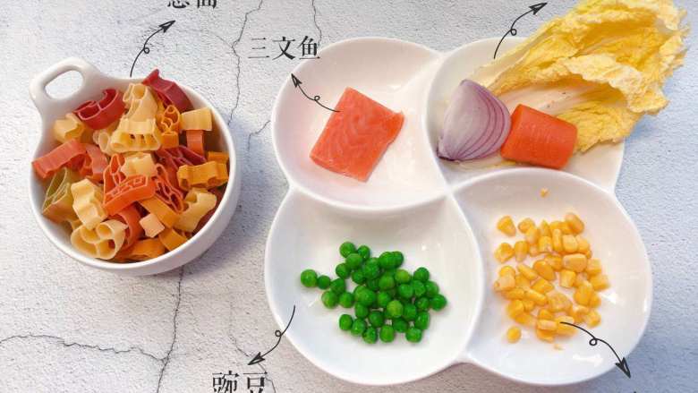 【宝宝辅食】,准备食材：意面 适量、三文鱼1小块、熟豌豆粒 、<a style='color:red;display:inline-block;' href='/shicai/ 140922'>熟玉米粒</a>、<a style='color:red;display:inline-block;' href='/shicai/ 140'>娃娃菜</a>、<a style='color:red;display:inline-block;' href='/shicai/ 29'>洋葱</a>、<a style='color:red;display:inline-block;' href='/shicai/ 25'>胡萝卜</a>