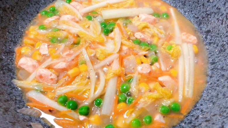 【宝宝辅食】,倒入适量开水,没过蔬菜,加一点点盐调味,小骨又加了天然的调味料香菇粉和牡蛎粉
