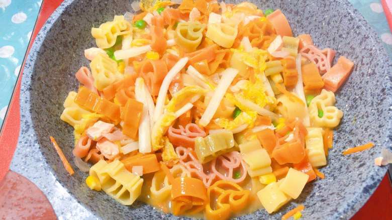 【宝宝辅食】,倒入意面,翻拌均匀