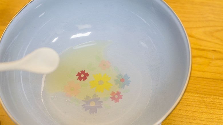 火龙果奶油夹心蛋糕,3、 水+玉米油+盐混合,加盐是为了提味也可以不加
