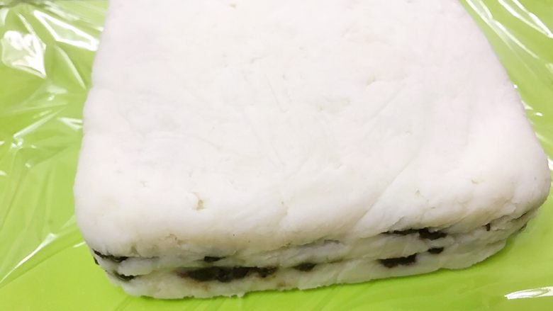 山药红豆糕,倒扣在保鲜膜上,切成小块