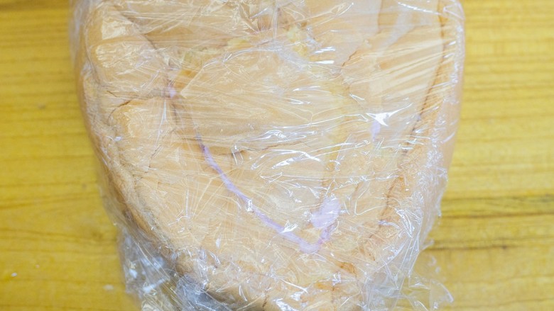 火龙果奶油夹心蛋糕,18、 用保鲜膜包起来,反着放入冰箱冷藏,