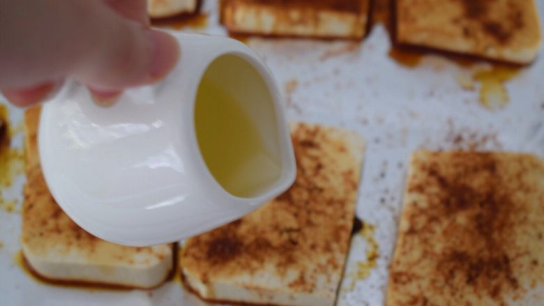 麻辣烤豆腐,然后在每块豆腐淋入食用油,豆腐正反面都要淋上
