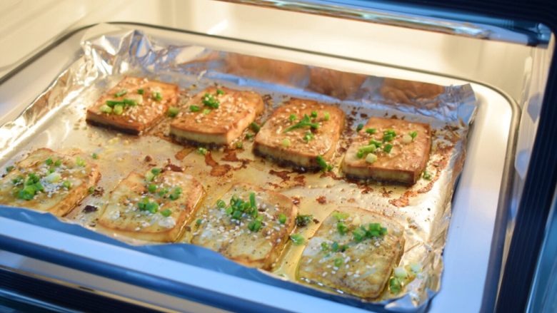 麻辣烤豆腐,烤至剩下2分钟时取出撒上<a style='color:red;display:inline-block;' href='/shicai/ 678'>白芝麻</a>和葱花,