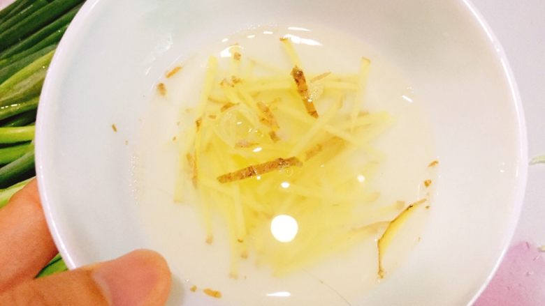 鲜虾馄饨,生姜切丝,用温水泡出汁