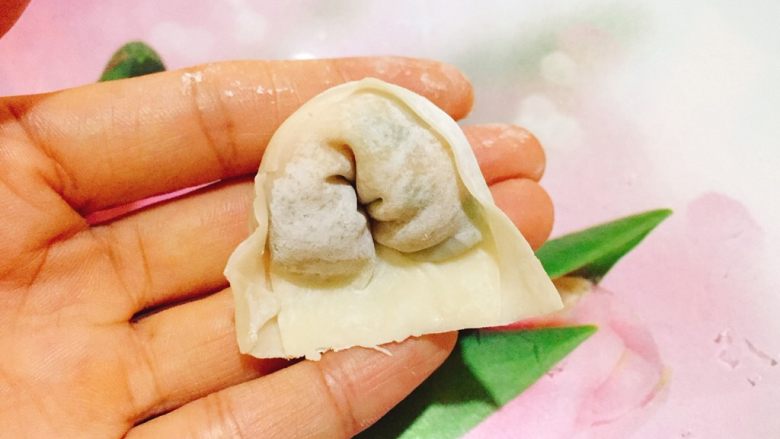 鲜虾馄饨,反过来两角向中间弯曲。