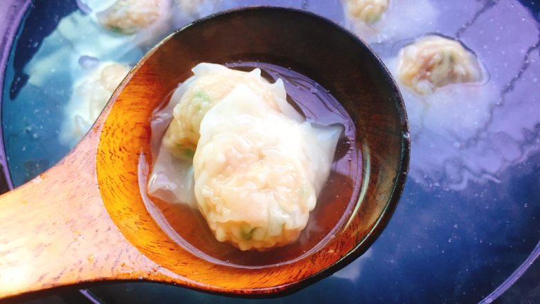 鲜虾馄饨,当水再次煮沸时可以再加一点冷水,直到馄饨浮起来,馄饨煮熟即可舀出