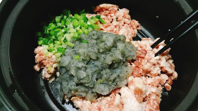 鲜虾馄饨,将食材混合好