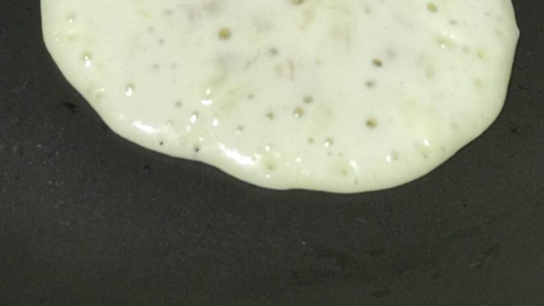 香蕉松饼🥞,不用刷油，煎锅摊成小饼 表面水份不多时翻面