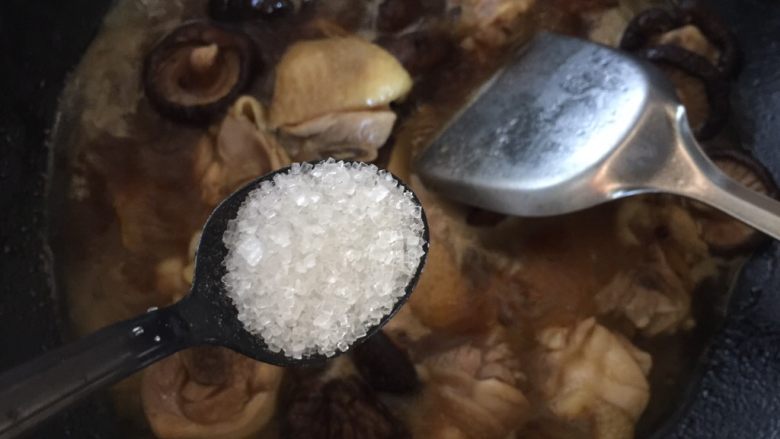 黄焖鸡,加入糖调味