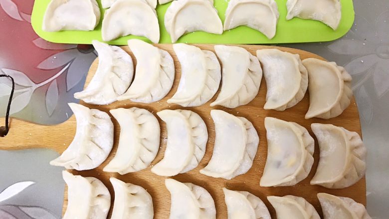速冻黄瓜玉米猪肉饺,全部做好摆在平整的工具上
放入冰箱冷冻室冷冻4个小时,再取出分装在保鲜袋里