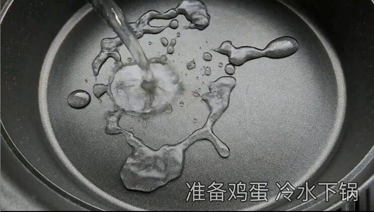 虎皮金钱蛋,锅中倒入水