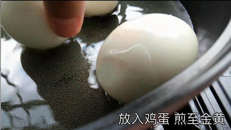 虎皮金钱蛋,放入鸡蛋 中火煎