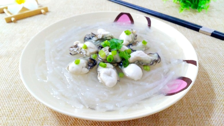 蛎蝗萝卜丝汤,做好的蛎蝗萝卜丝汤,撒上葱花香菜即可