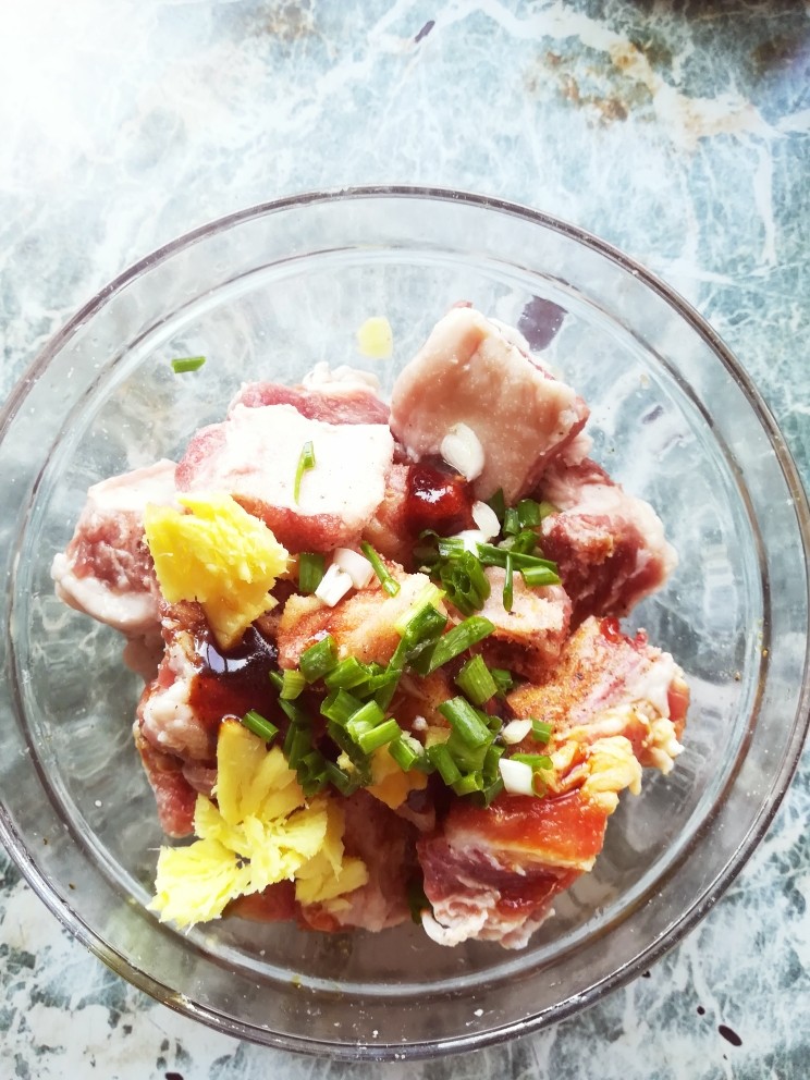 蒜香排骨,排骨里加入大蒜姜小葱耗油鲜味酱油盐黄酒一起搅拌均匀
