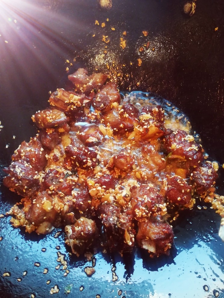 蒜香排骨,放入排骨翻炒几下