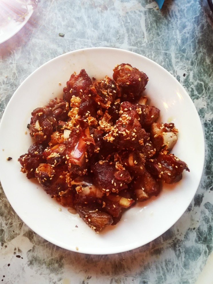 蒜香排骨,装入盘子