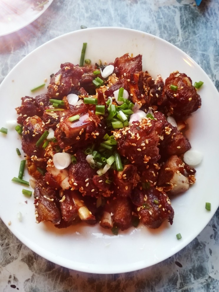 蒜香排骨,最后在排骨撒点小葱即可