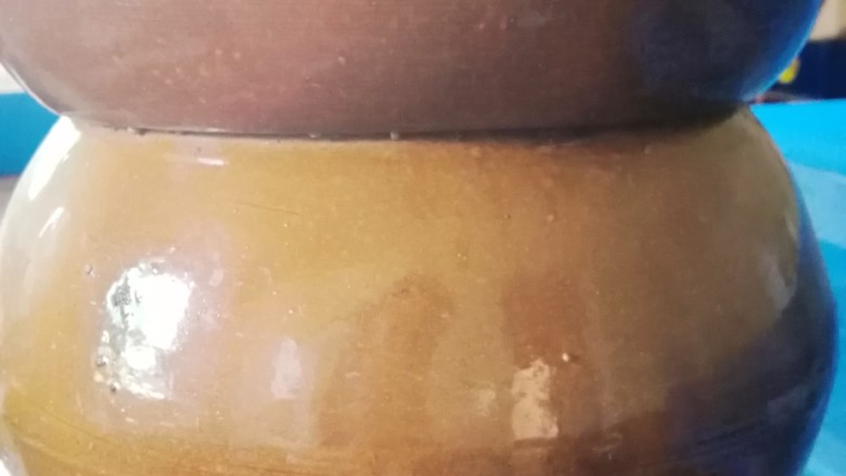 自制→醋,坛子里放入适量烧开后的冷开水,冷开水放入少量盐,再将茭头放入坛子。
坛沿放水密封15天