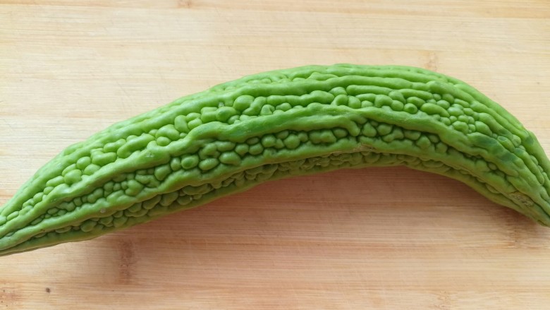 凉拌苦瓜,<a style='color:red;display:inline-block;' href='/shicai/ 55'>苦瓜</a>洗净，去掉瓜瓤