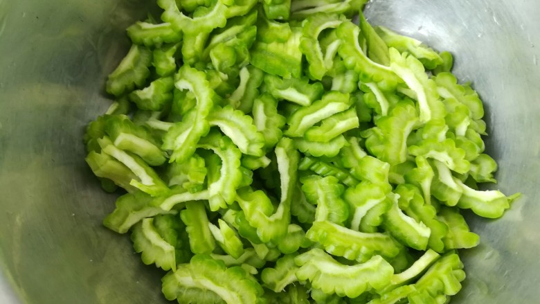 凉拌苦瓜,对半切开后切薄片