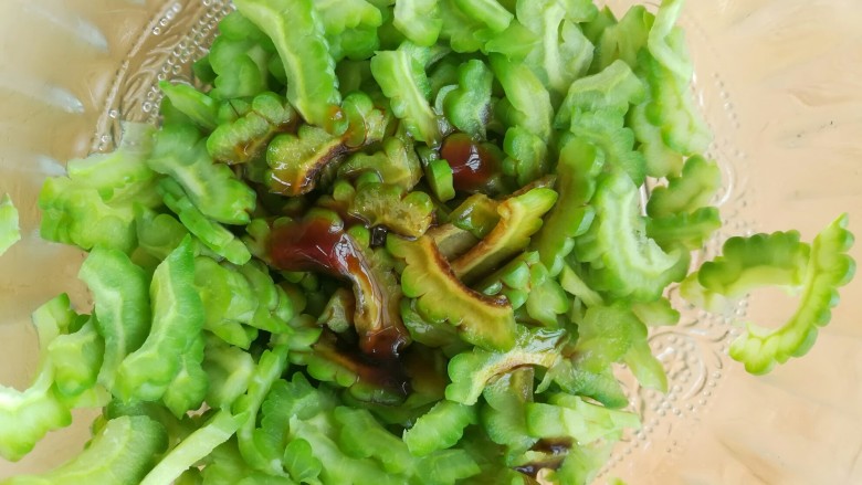 凉拌苦瓜,放入适量的<a style='color:red;display:inline-block;' href='/shicai/ 788'>生抽</a>、<a style='color:red;display:inline-block;' href='/shicai/ 721'>蚝油</a>、<a style='color:red;display:inline-block;' href='/shicai/ 847'>香油</a>