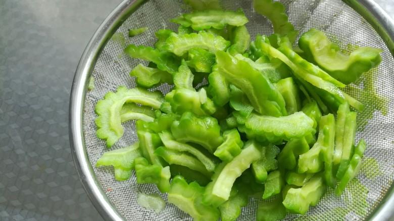 凉拌苦瓜,捞出沥干水分