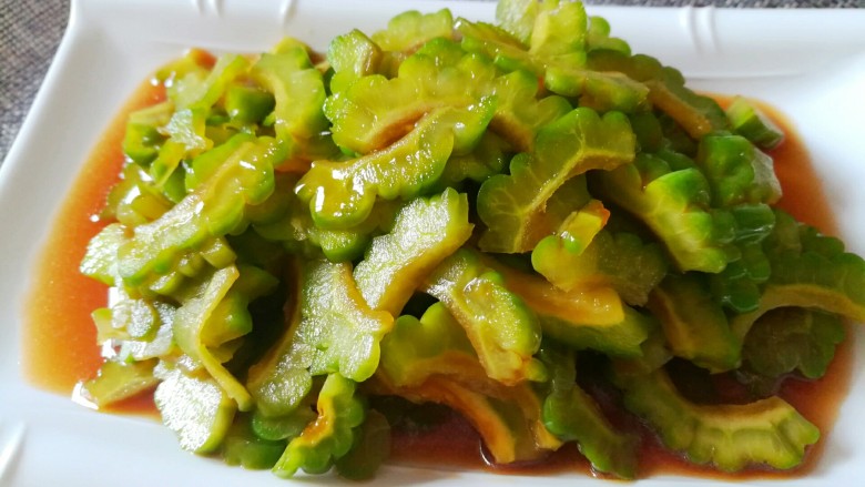 凉拌苦瓜,装盘凉拌苦瓜就做好了