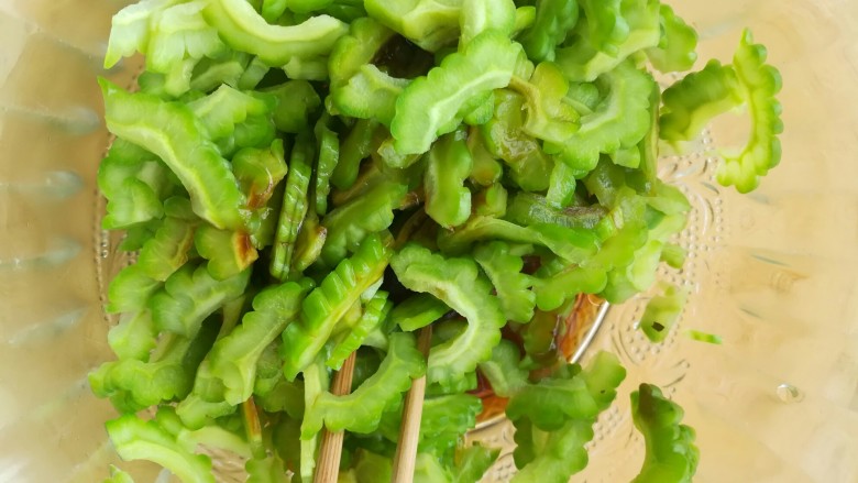 凉拌苦瓜,拌匀