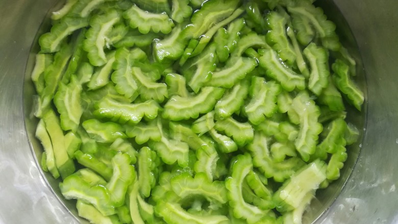 凉拌苦瓜,用开水焯三分钟