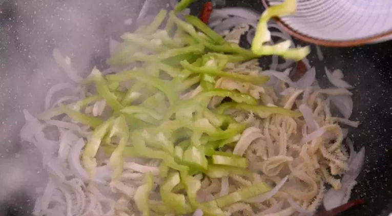 牛肚不用再刷火锅啦,尝试下这做法好吃到流口水!,放入青椒丝炒匀